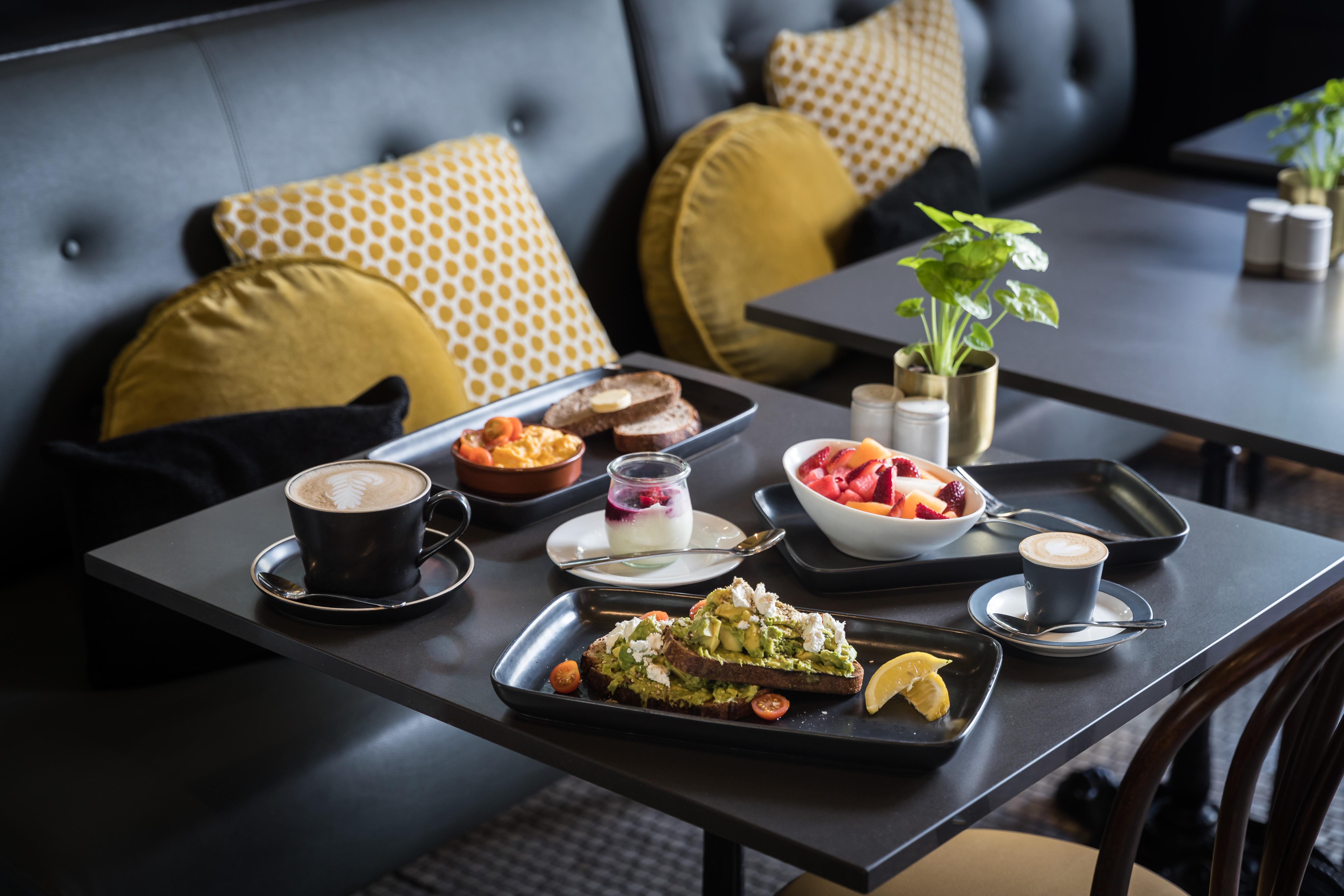 فندق أوفولو ذا فالي بريسباين بريزبين المظهر الخارجي الصورة A selection of food and drink at the restaurant