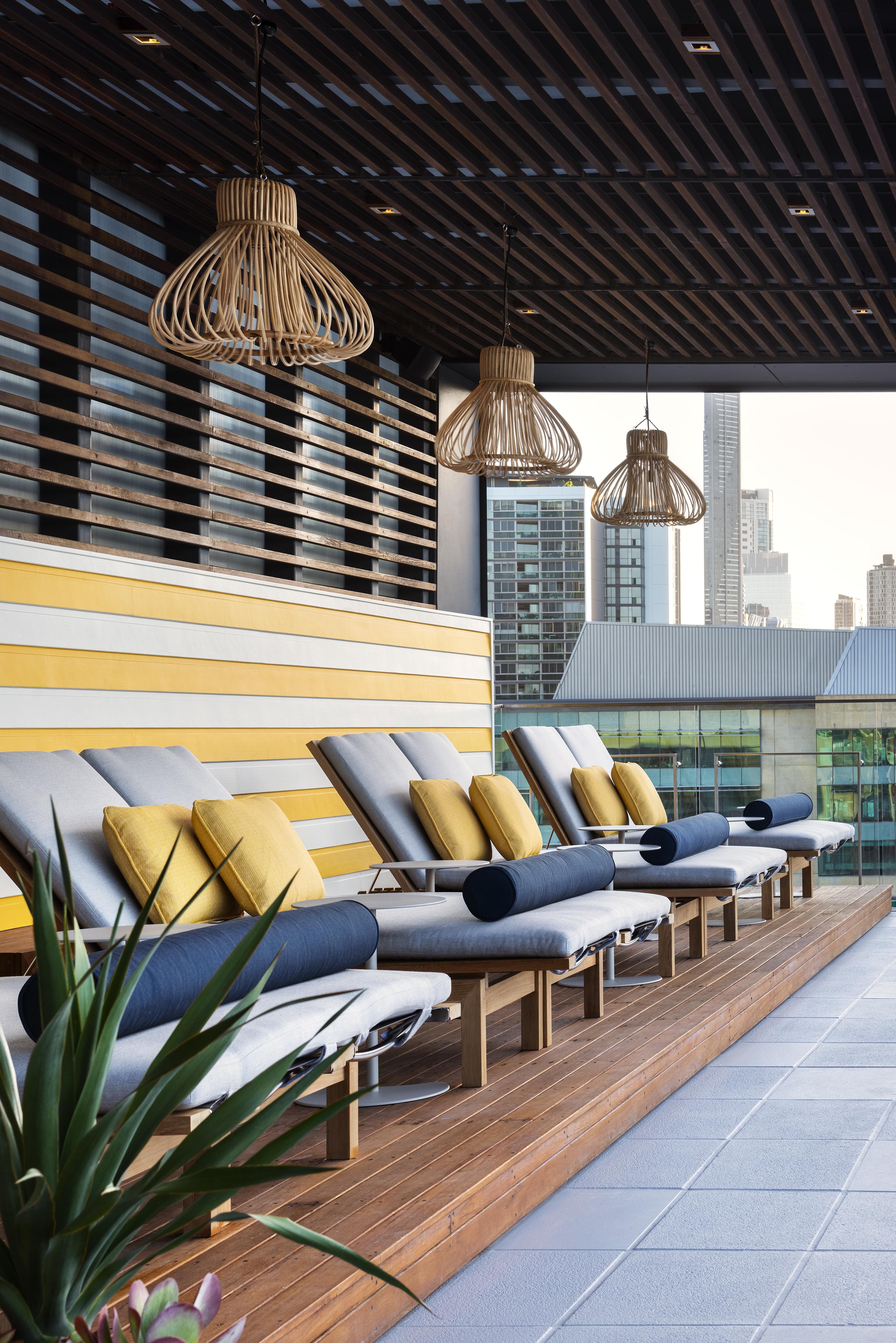 فندق أوفولو ذا فالي بريسباين بريزبين المظهر الخارجي الصورة The rooftop pool at the Hotel Indigo Houston Downtown
