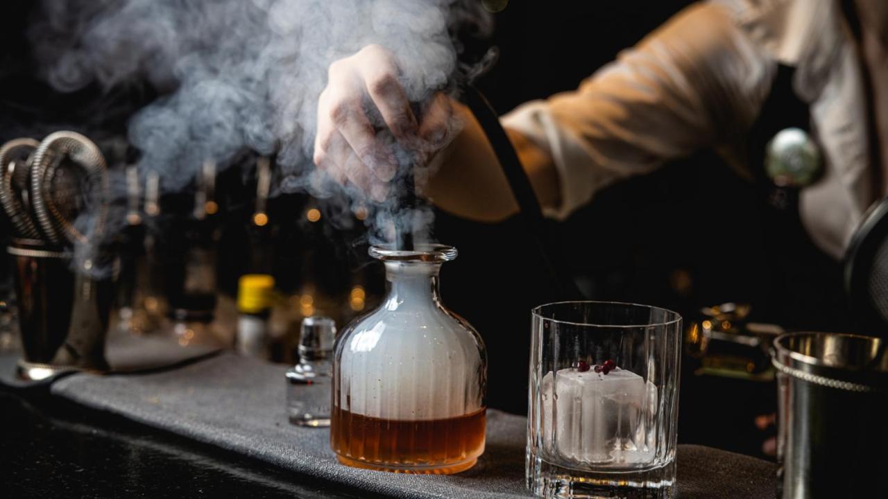 فندق أوفولو ذا فالي بريسباين بريزبين المظهر الخارجي الصورة Smoke being used in a cocktail