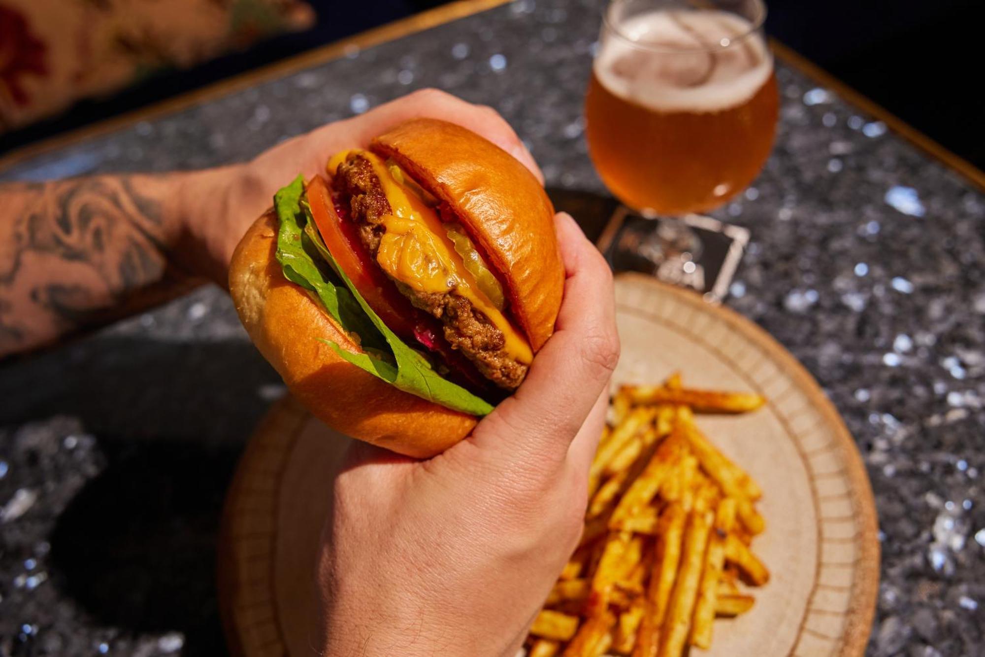 فندق أوفولو ذا فالي بريسباين بريزبين المظهر الخارجي الصورة A cheeseburger with fries