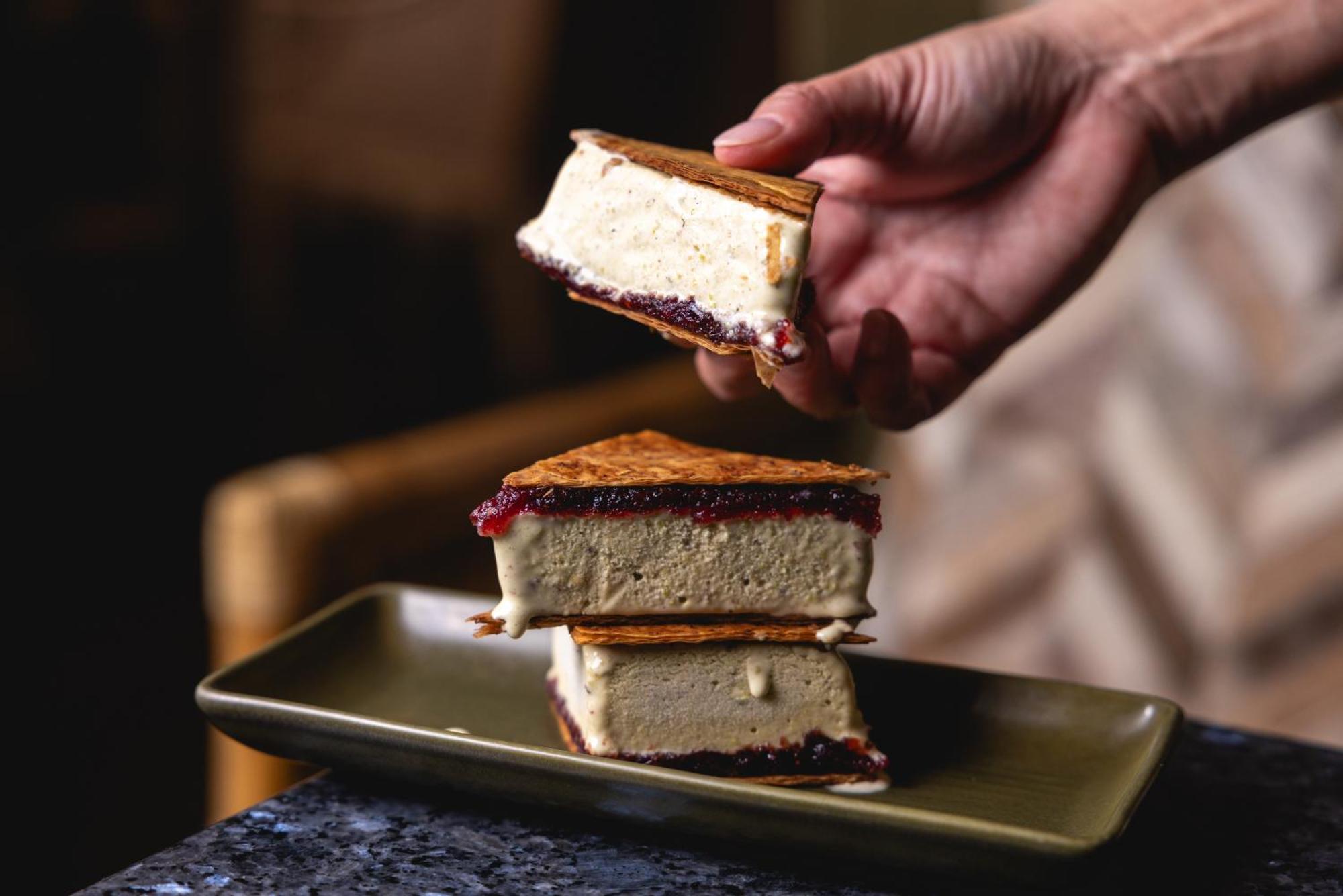 فندق أوفولو ذا فالي بريسباين بريزبين المظهر الخارجي الصورة A hand holding a piece of ice cream sandwich
