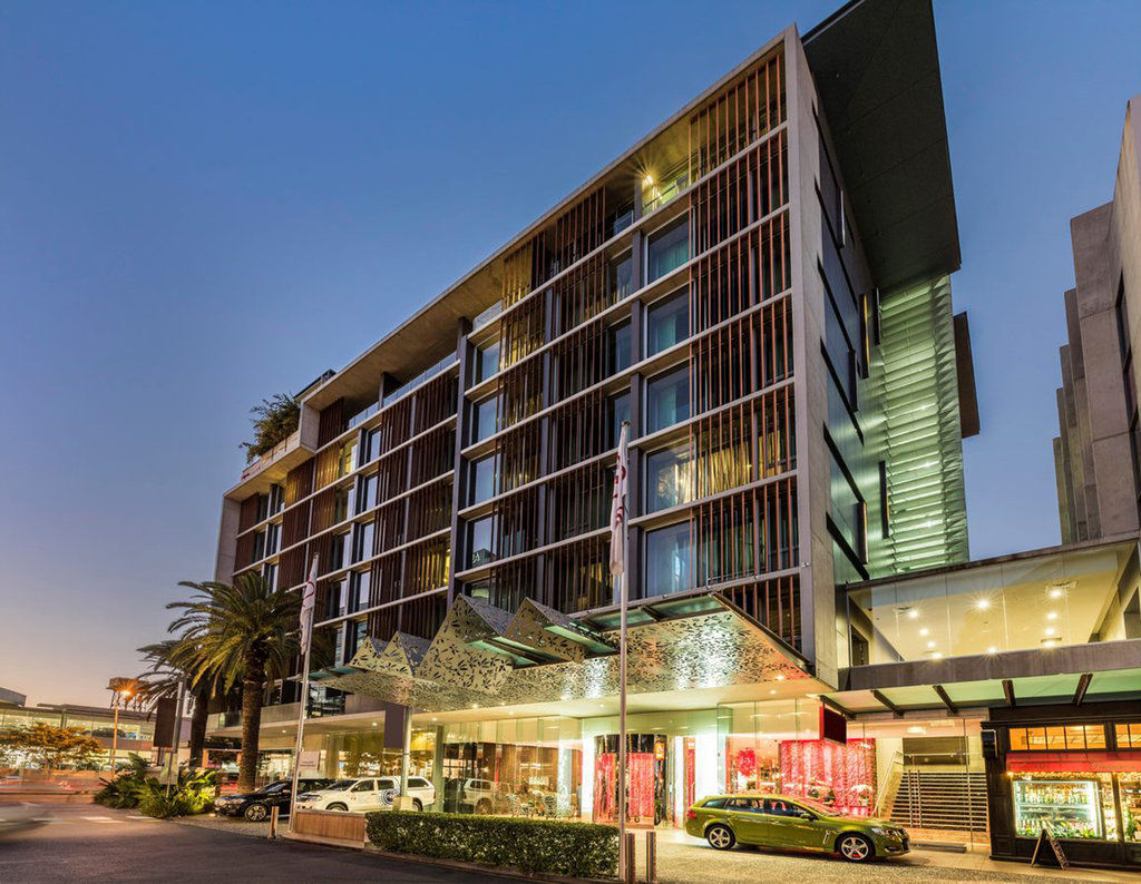 فندق أوفولو ذا فالي بريسباين بريزبين المظهر الخارجي الصورة The hotel at night